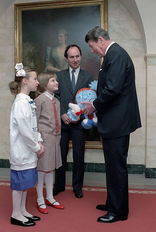 C34019-23, President Reagan receiving a gift while greeting Yekaterina Lycheva, a fifth grade S…