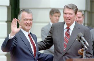 C36557-27, President Reagan with President Miguel De La Madrid Hurtado of Mexico during his dep…