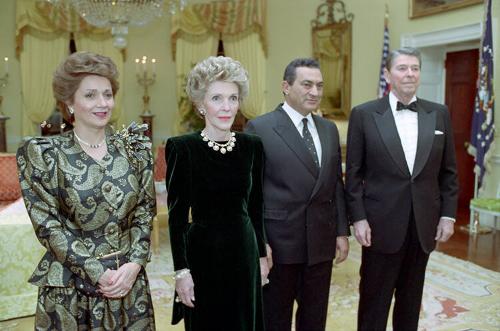 C45102-33, President Reagan, Nancy Reagan with President Mohammed Hosni Mubarak of Egypt and Su…