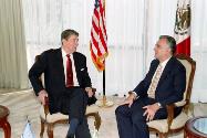 C45359-14, President Reagan having a Bilateral meeting with President de la Madrid at the Camin…