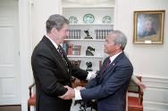 C21120-14, President Reagan greeting Prime Minister of Thailand Prem Tinsulanonda during a work…