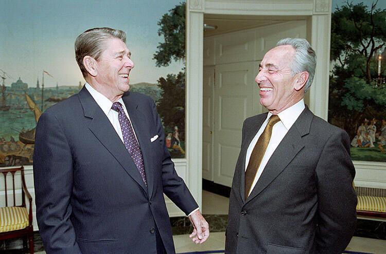 C31444-23, President Reagan laughing with Prime Minister Shimon Peres of Israel during a workin…