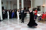 C31900-22, Princess Diana dancing with John Travolta in the entrance hall at a dinner for Princ…
