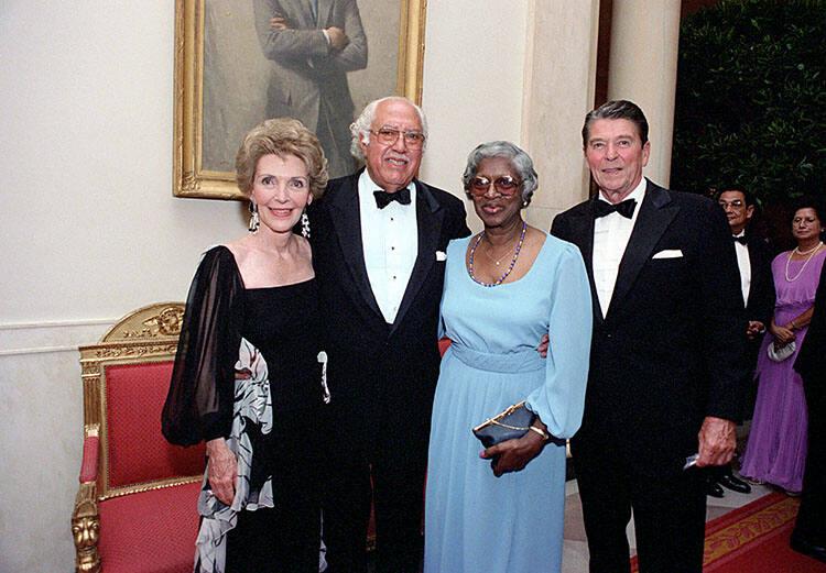 C16133-24, President Reagan and Nancy Reagan posing with John Ficklin and Nancy Ficklin in the …