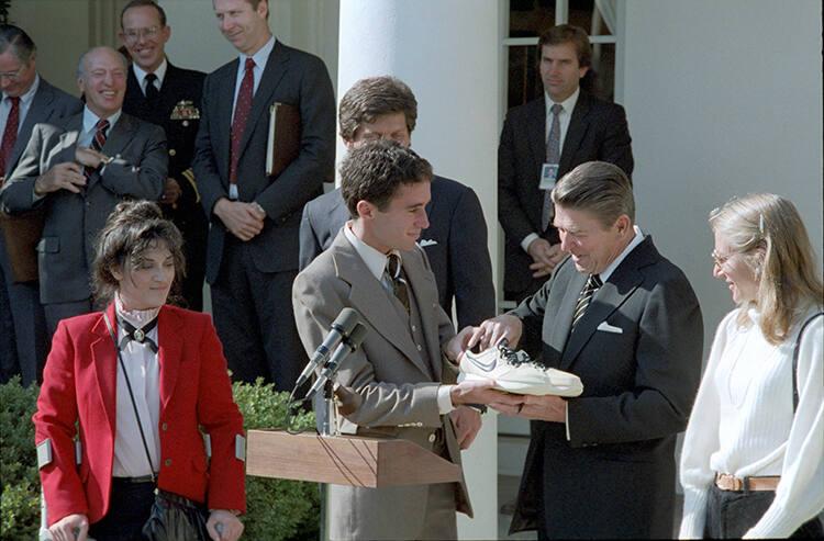 C10977-17A, President Reagan greeting winners of the New York City Marathon (Alberto Salazar, G…