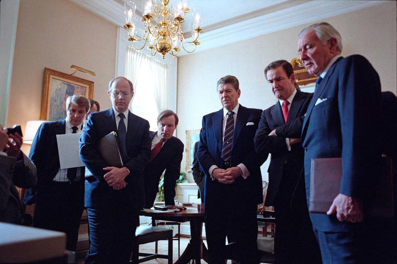 C33089-18, President Reagan and his staff watch televised replay of the Space Shuttle "Challeng…