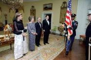 C4877-10  President Reagan, Nancy Reagan, Queen Noor, and King Hussein I in Yellow Oval Room po…