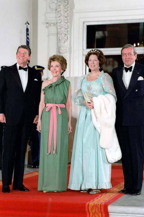 C7522-15  President Reagan and Nancy Reagan with Queen Beatrix and Prince Claus of the Netherla…