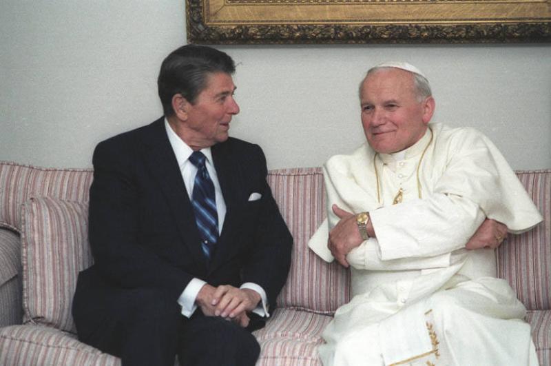 C21616-4  President Reagan meeting with Pope John Paul II in Fairbanks, Alaska. 5/2/84. Reagan …