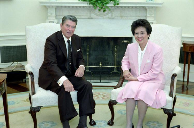 C36962-17, President Reagan meeting with President Corazon Aquino of the Philippines in the ova…