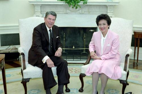 C36962-17, President Reagan meeting with President Corazon Aquino of the Philippines in the ova…