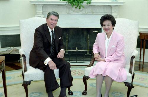 C36962-17  President Reagan meeting with President Corazon Aquino of the Philippines in the ova…